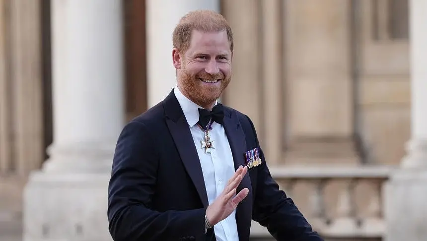 Prince Harry voltou ao solo britânico e marcou compromissos oficiais duas semanas depois de chegar na Califórnia. Ele b…