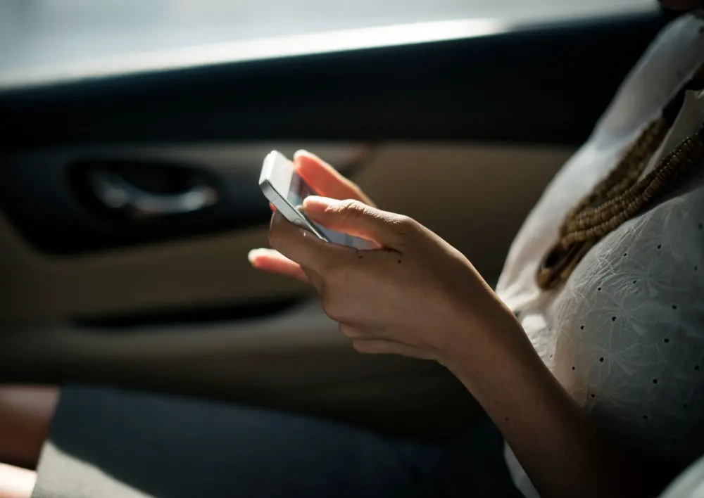 Recurso com bolinhas na tela do celular pode amenizar o enjoo da cinetose em viagens. O conflito entre a imagem estável…