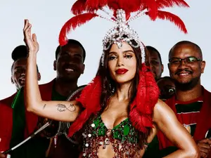 Anitta foi coroada rainha de bateria da Grande Rio. Parece que o mundo da festa tá girando e quem tá no centro disso é …