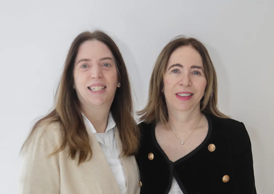 As irmãs Mônica e Márcia Felmanas comandam a ProArte, que participa da ArtRio na Marina da Glória, no Rio. Crescer rode…