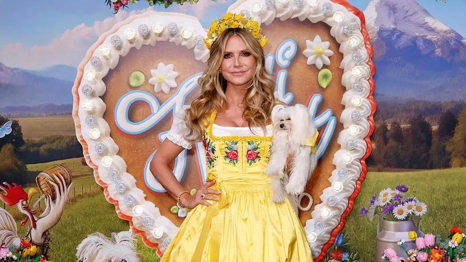 Heidi Klum iniciou oficialmente o Oktoberfest em Hollywood com o ato anual de abrir o barril de cerveja. É sempre inter…