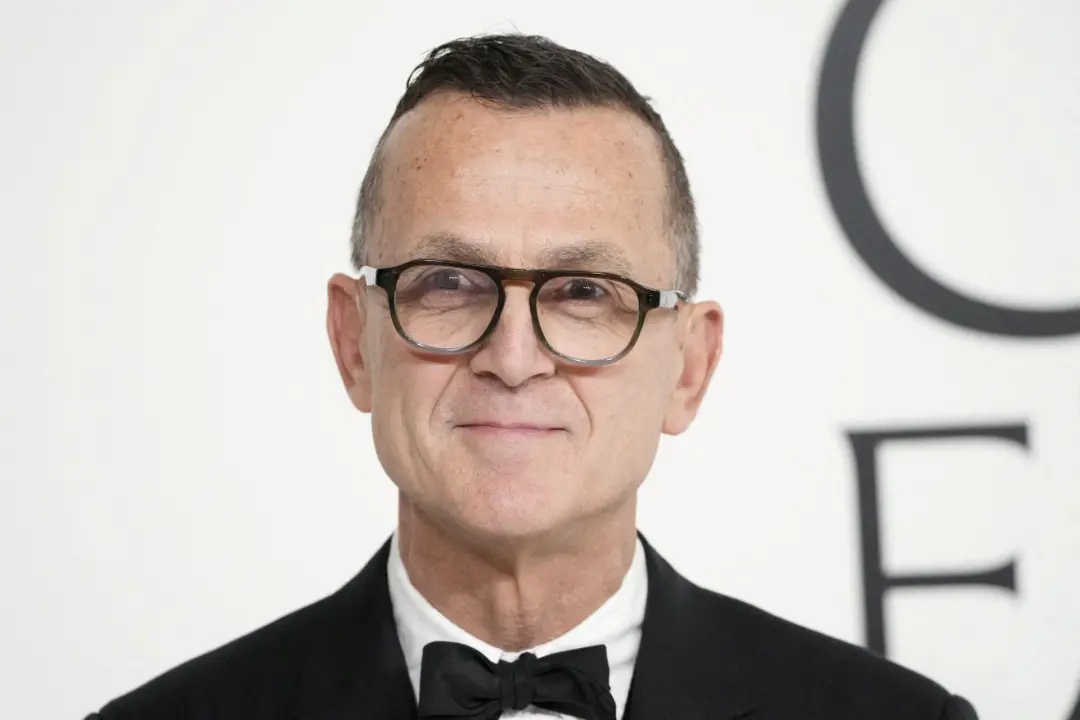 Steven Kolb, CEO do CFDA, renunciou após confronto físico com ativista do PETA durante um desfile da Cos. O ato de empu…