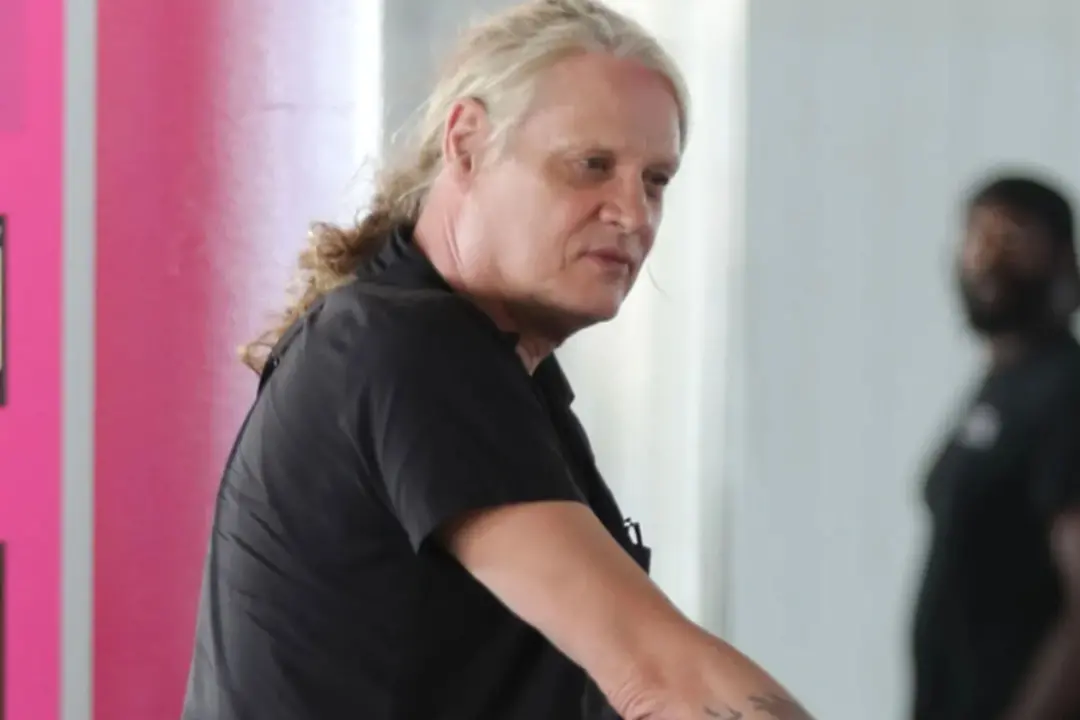 Sebastian, o ícone do rock dos anos 80, de 58 anos, foi visto desconhecido em aeroporto. A imagem dele passou desperceb…