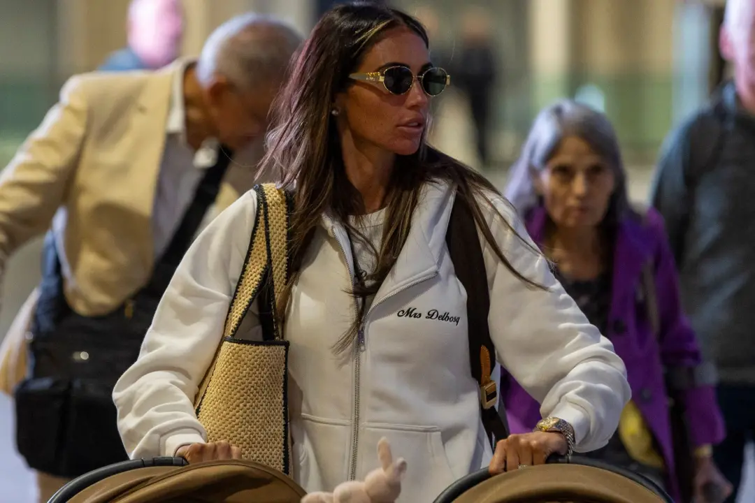 Amy Childs chegou na Espanha às 4 da manhã vestindo um agasalho branco de noiva antes do segundo casamento. Ver essa po…
