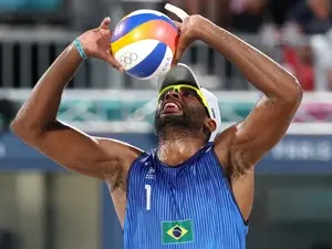 Evandro, atleta de vôlei de praia, sofreu racismo em um torneio na Argentina. Isso não é aceitável, pois o esporte deve…