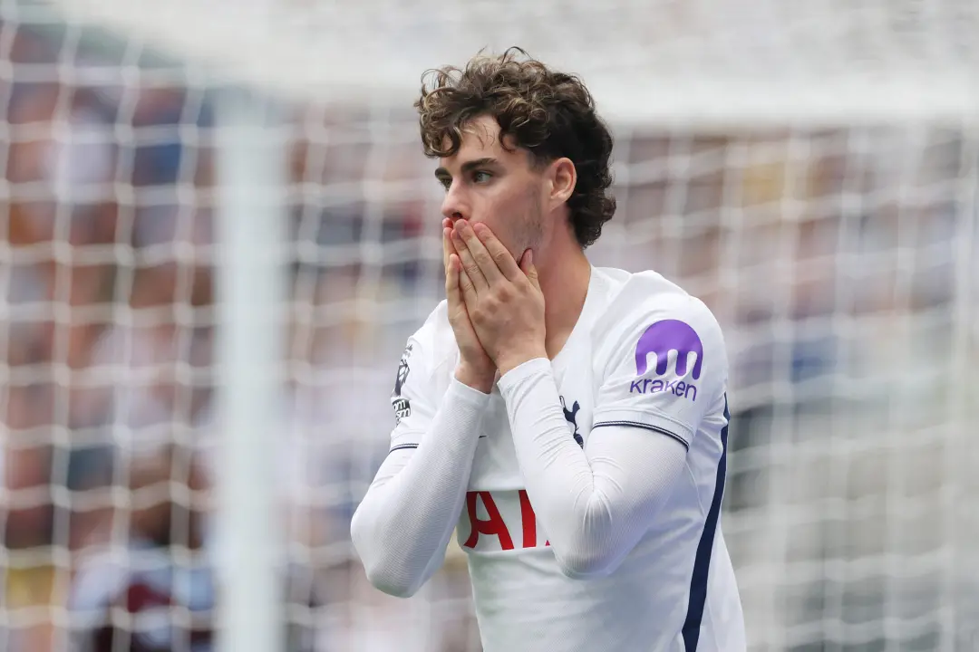 Tottenham perdeu para Aston Villa por 3 a 2 em casa, com Van Hecke marcando um gol no final. O time não conseguiu segur…
