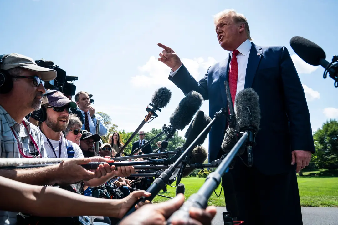 Donald Trump vetou a cobertura da Casa Branca para mídias como CNN e Politico. Isso limita o acesso dos jornalistas a u…
