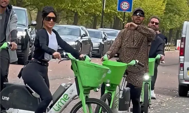 Kim Kardashian e Lewis Hamilton exploraram Londres em bikes e depois tiveram um chá da tarde na cidade. Eu acho legal v…