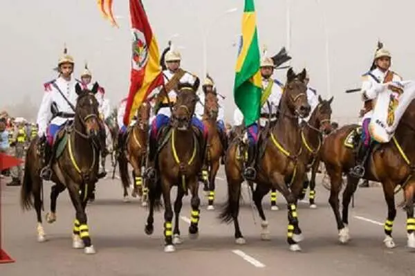 Bloqueios na avenida Edvaldo Pereira Paiva das 7h30 às 14h para o Desfile Farroupilha em Porto Alegre. O desvio da linh…