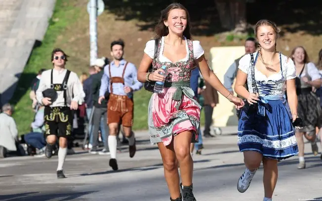 Munique abre a 191a Oktoberfest com o prefeito Dominik Krause abrindo o primeiro barril. É interessante a homenagem fei…