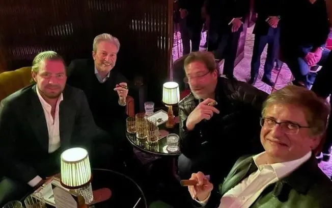 Londres, 25 de abril de 2024. Uma foto do celular de Daniel Vorcaro mostra o procurador-geral Paulo Gonet em um evento …
