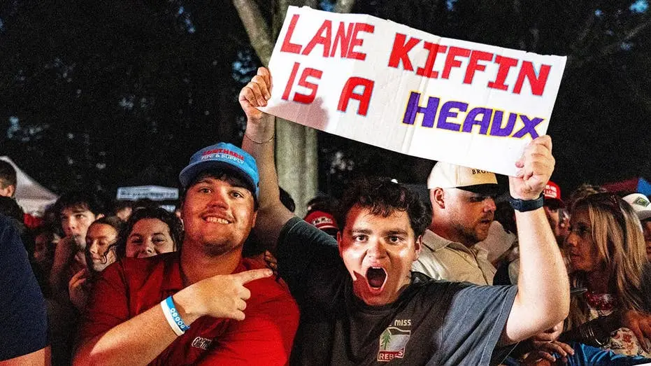 Lane Kiffin volta a Oxford e os torcedores do Ole Miss começaram com um cântico vulgar durante o College GameDay da ESP…