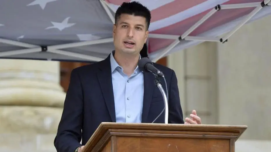 Tom Barrett defende que a postura socialista de William Lawrence o desqualifica para o distrito de Michigan 7. A mudanç…
