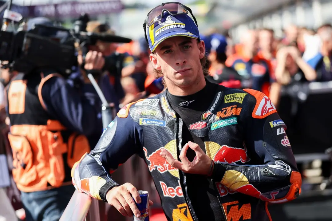 Pedro Acosta assumiu a responsabilidade pela queda na corrida sprint do MotoGP na Áustria. Ele estava na frente com con…