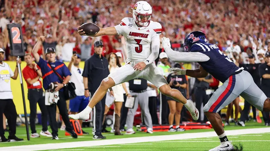 SMU avançou para a 16ª posição após vencer o jogo contra Florida State e um dominador 56 a 10 contra UC Davis. A ofensi…