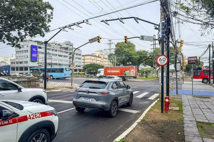 Porto Alegre começa a usar detectores de avanço de sinal em três cruzamentos novos, somando oito pontos de fiscalização…