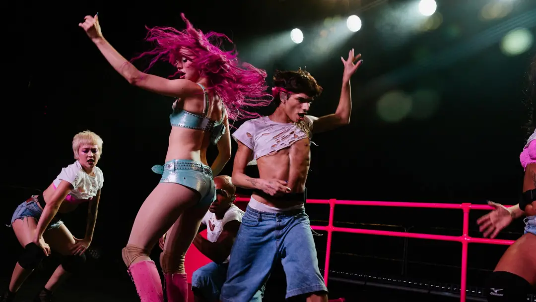 Adela Brooklyn Steel e o SX2. A presença dessa artista traz uma ressonância na cena musical que toca na ambição por rec…