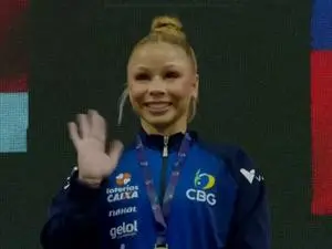 Flávia Saraiva conquistou o ouro nas barras assimétricas em etapa da Copa do Mundo. É um reconhecimento do foco e da di…