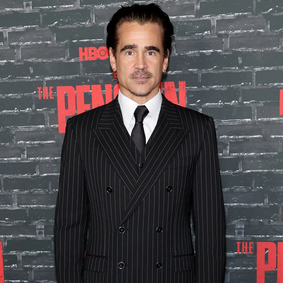 Colin Farrell trocou o cabelo castanho por um corte raspado ao sair em Los Angeles no dia 16 de setembro. Achei que a m…