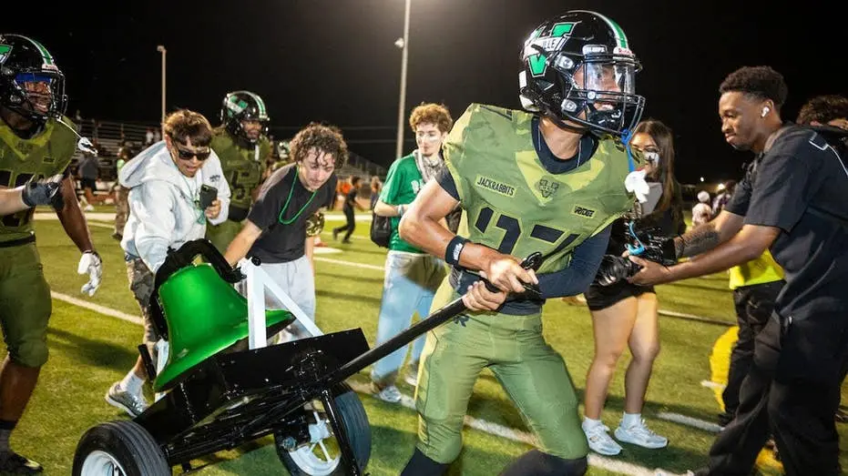 Victor Valley High School foi suspenso por um jogo de futebol americano por causa do gesto obsceno do mascote. Parece e…