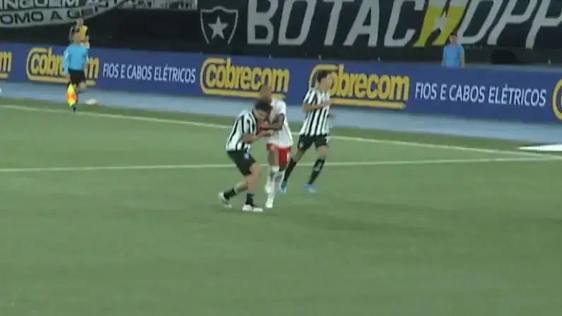 CBF admitiu que a expulsão de Wallace Yan no Botafogo x Bragantino foi um erro. A comissão viu que ele tentou se desven…