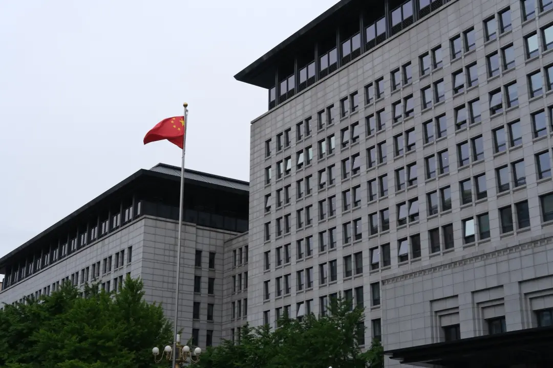 China se opõe ao uso de sanções secundarias dos Estados Unidos contra Rússia e Irã. Rejeitar sanções unilaterais não au…