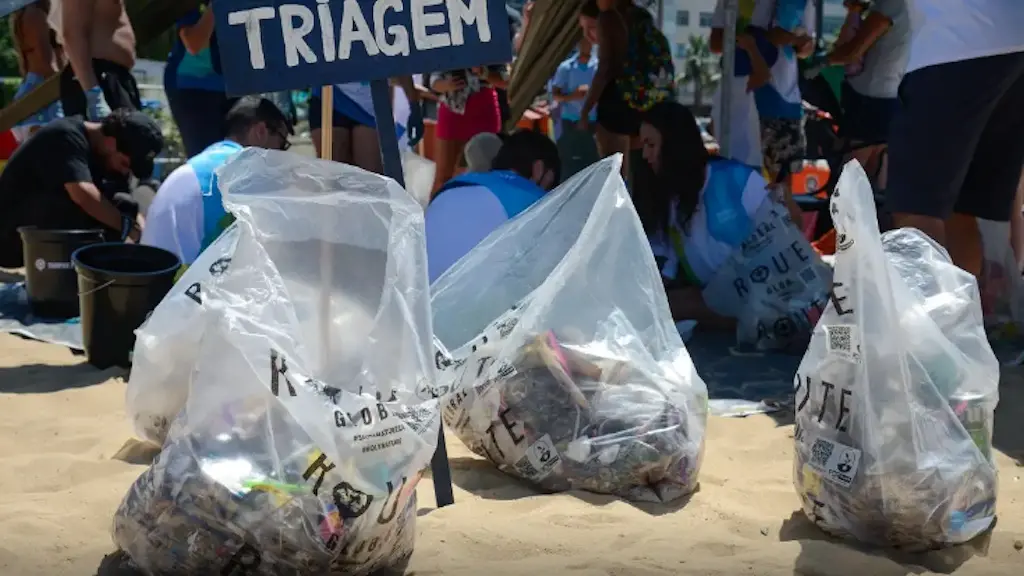 Praias de cinco estados receberam mutirões de limpeza neste sábado, incluindo Copacabana no Rio e áreas na Bahia. A ret…