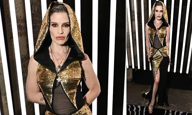 Kelly Osbourne, 41 anos, passou pelo desfile do John Richmond na London Fashion Week vestindo um macacão dourado com ca…