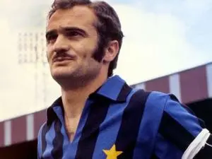 Sandro Mazzola, ídolo italiano, faleceu aos 83 anos. É um momento que lembra o peso da história e da paixão que move qu…