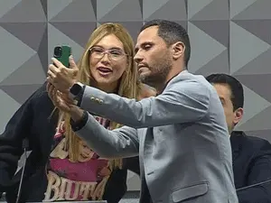 Cleitinho disse que se arrependeria da foto com Virginia durante a CPI. Acho que essa postura mostra como a imagem públ…