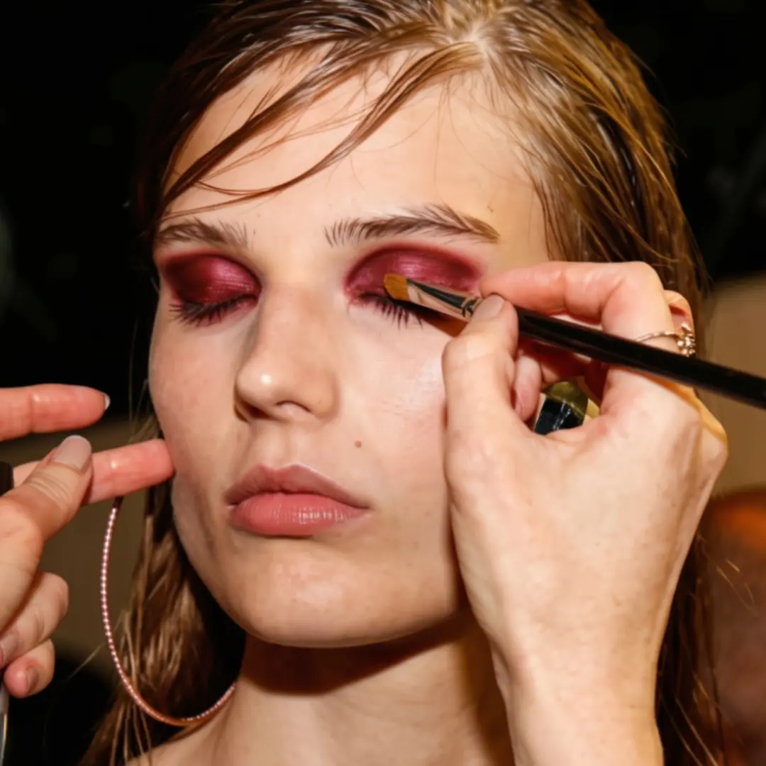 Burgundy e plum dominando os tapetes vermelhos e passarelas. Moda volta ao clima de 2016 com esses tons, e isso mostra …