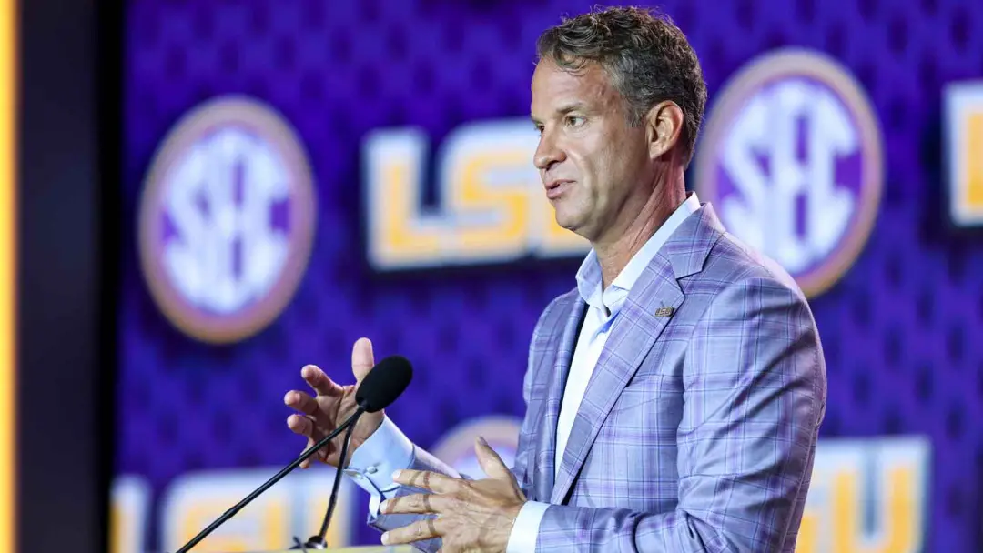 Lane Kiffin tá preparando a equipe para o jogo contra Ole Miss, sabendo que a atmosfera vai ser caótica. Ele tá simulan…