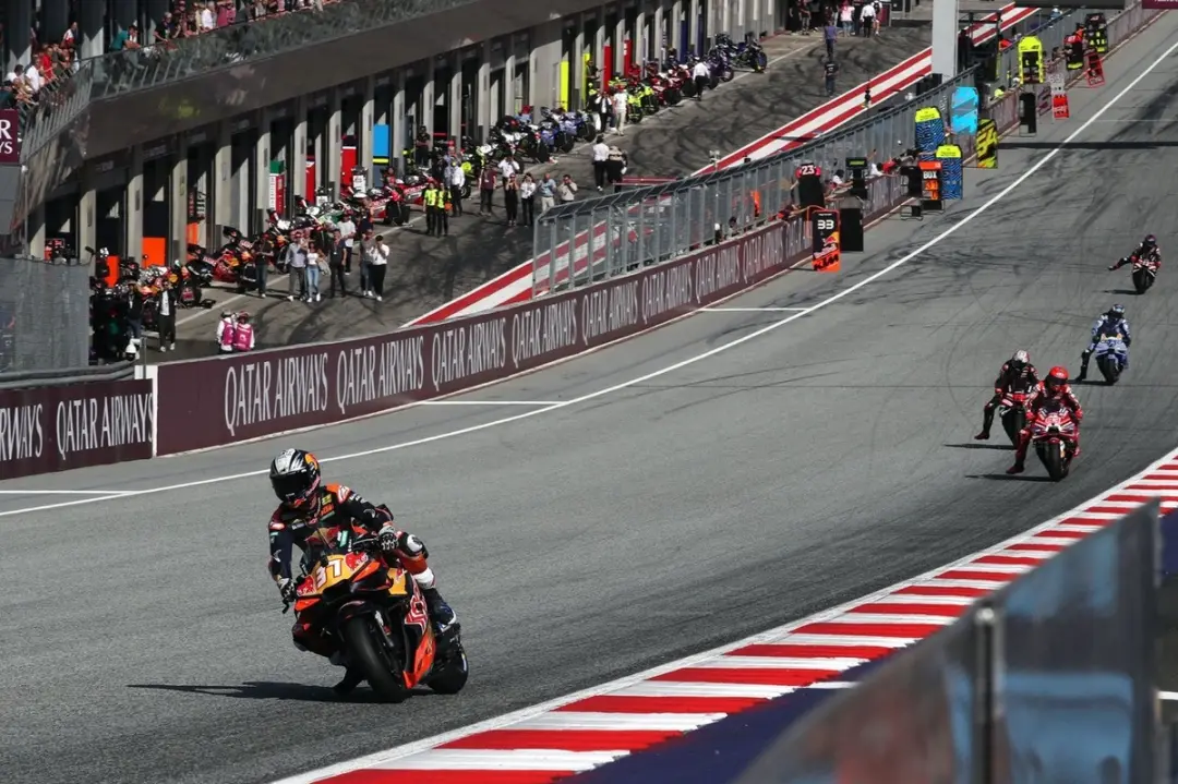 Jorge Martin na pole position do GP Austríaco, liderando a disputa com Marc Marquez na frente. É um cenário tenso, a ba…
