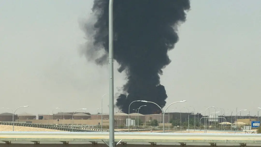 Nuvem de fumaça e explosões perto do aeroporto de Riad neste sábado após alertas sobre perigo aéreo. A escalada de ataq…