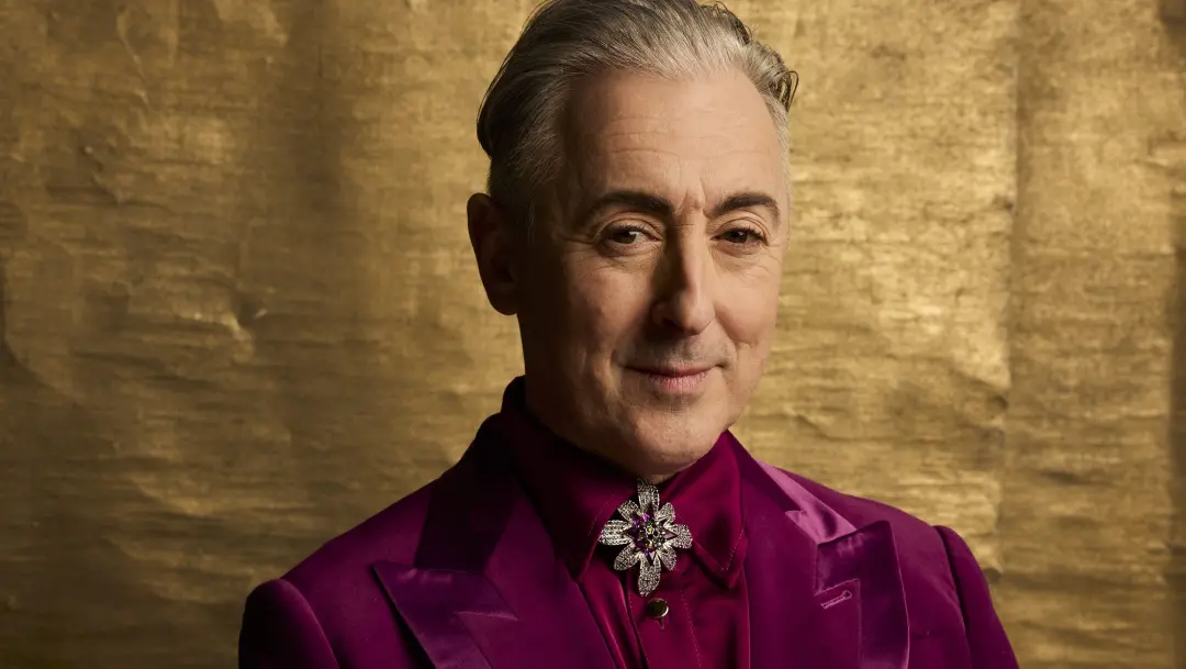 Alan Cumming volta ao castelo com 23 faces famosas na quinta temporada de The Traitors. Esse tipo de jogo de estratégia…