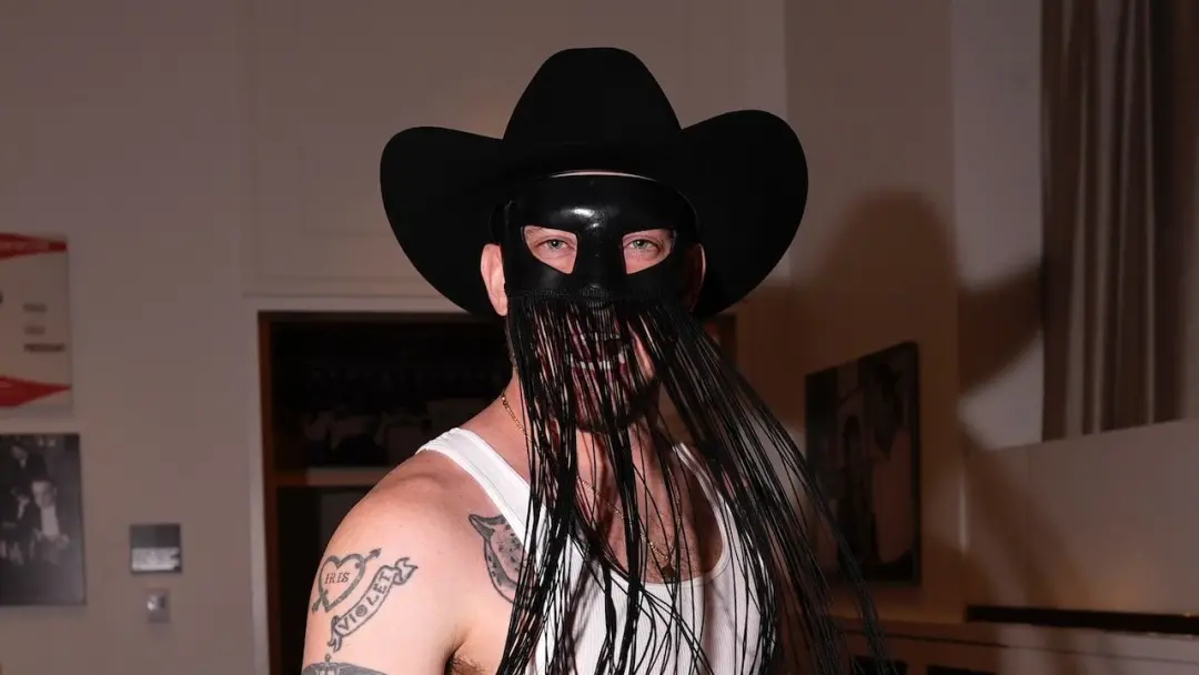 Orville Peck revelou na musica Ring the Bell que beijou um jogador dos Oakland Raiders. Isso mostra como a vida dos art…