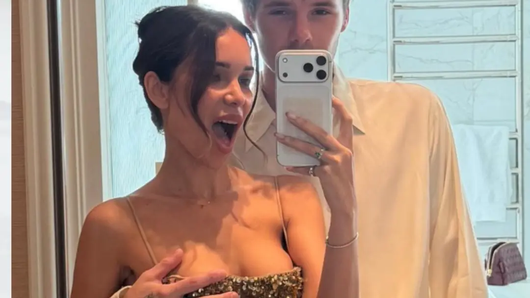 Cruz Beckham e a namorada Jackie Apostel apareceram em uma selfie de espelho de banheiro. O casal tá na fase de lua de …