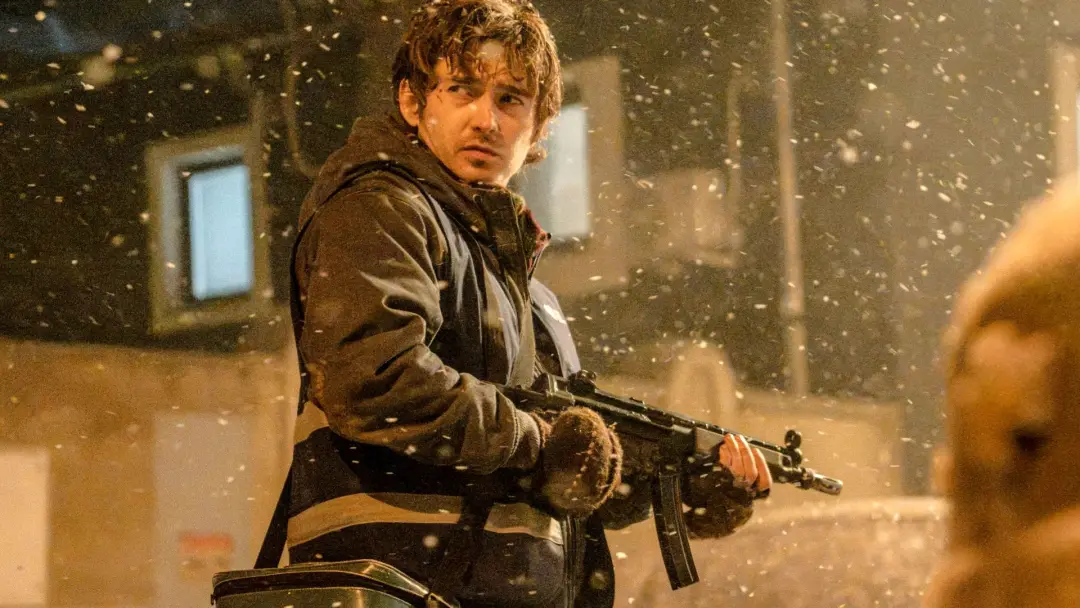 Star Austin Abrams detalha a transformação brutal de Bryan no final de Resident Evil com Zach Cregger. É um desfecho pe…