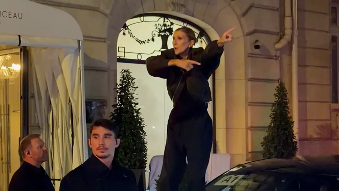 Celine Dion subiu num BMW descalça depois do show em Paris. Muita energia depois de tanta apresentação, né. Dá pra ver …
