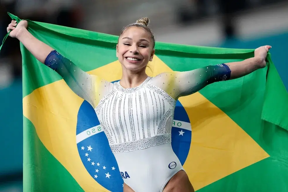 Flávia Saraiva conquistou o ouro nas barras assimétricas na Copa do Mundo de Ginástica na Hungria, com 13.366 pontos. É…