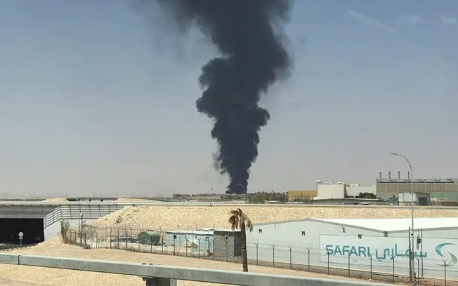 Riad, Arábia Saudita, teve coluna de fumaça e explosões perto do aeroporto no sábado. A Defesa Civil alertou sobre risc…