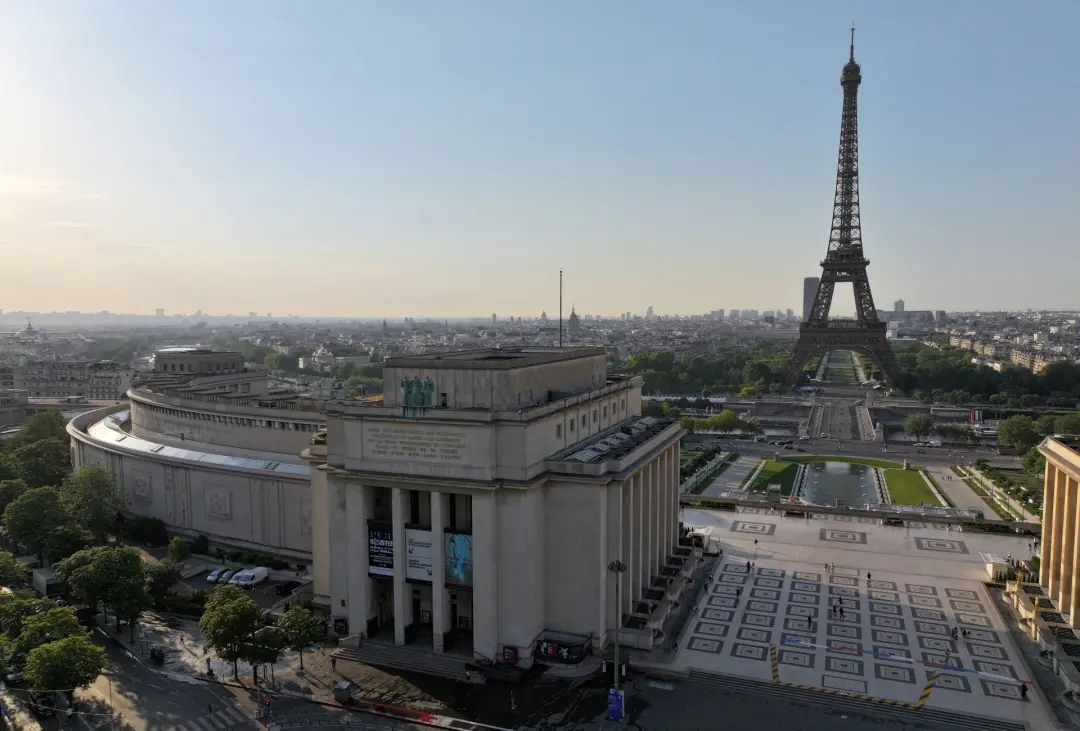 França prevê dívida de quase 120% do PIB em 2026. Essa projeção mostra a pressão sobre as contas públicas, onde planos …