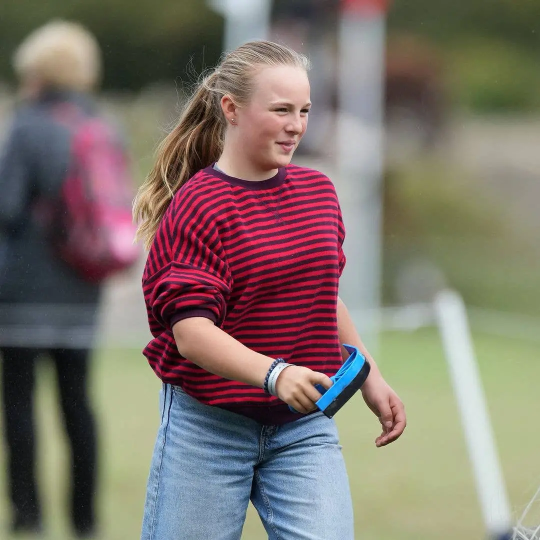 Mia Tindall acompanhou a mãe Zara Tindall na competição de cavalos Blenheim Palace International Horse Trials, atuando …