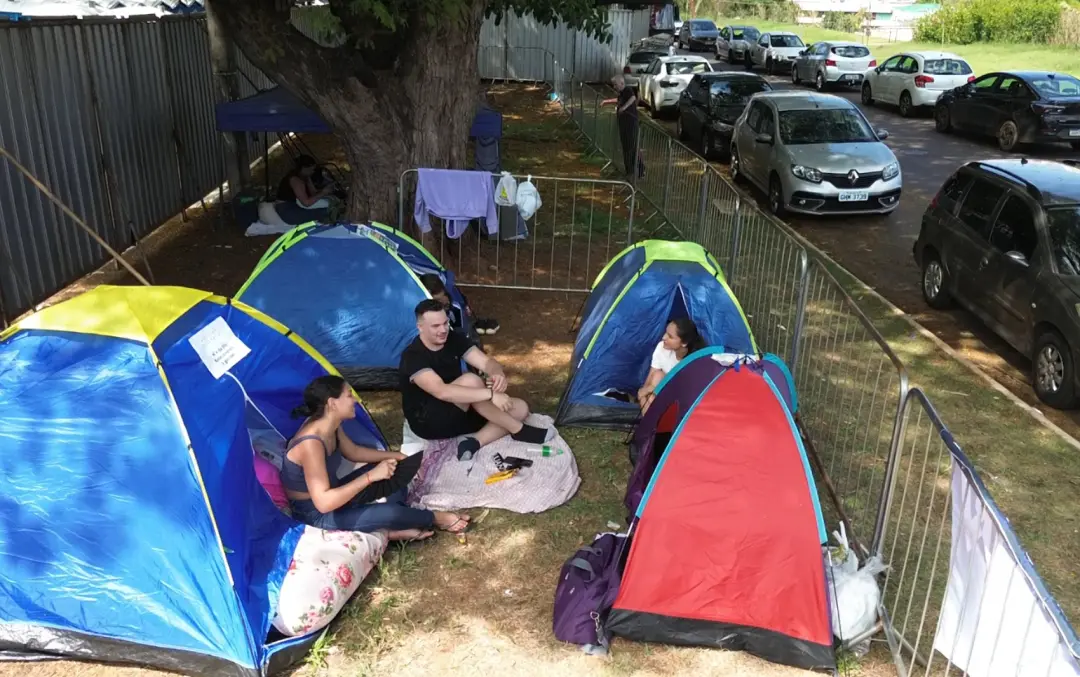 Barracas e revezamento na entrada da Arena Nicnet desde quarta para o show de Luan Santana, em Ribeirão Preto, SP. O fã…