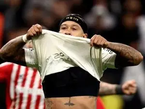 Memphis desculpa depois do pênalti perdido, chamando de maior decepção da carreira. É frustrante ver um jogador desse n…