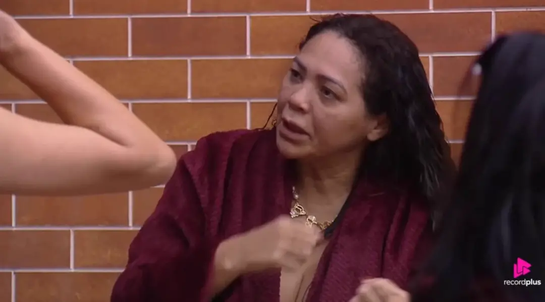Darlin ficou encucada depois que Mariano mandou beijo só para Giovanna, percebendo que podia estar sendo mal vista lá f…