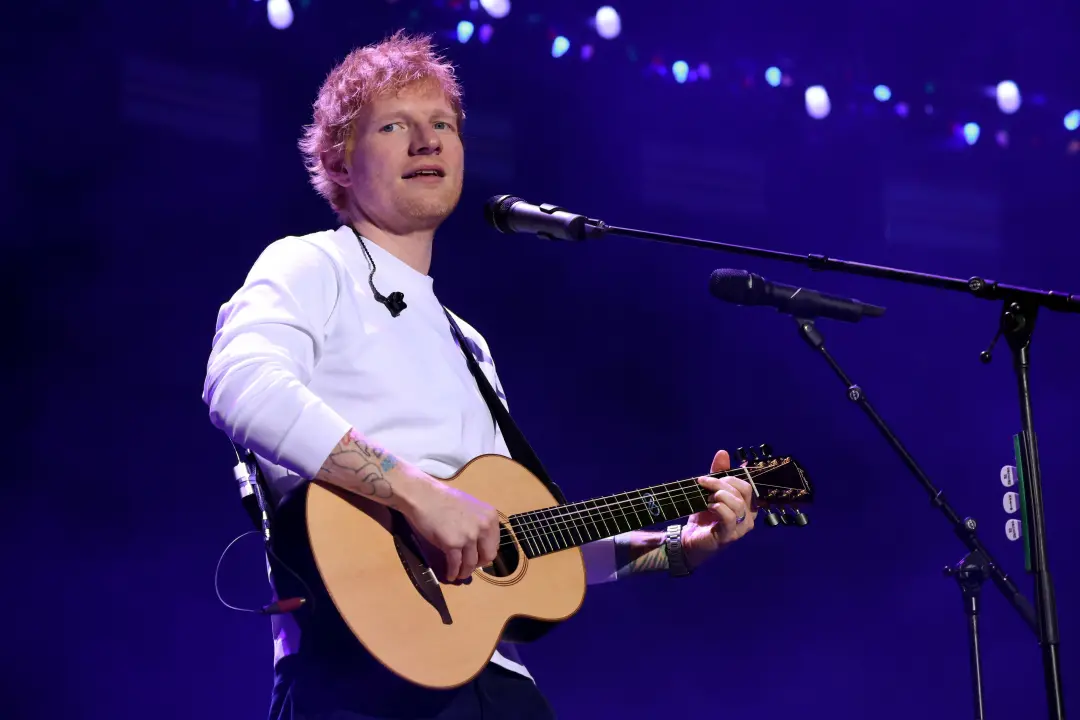 Ed Sheeran teve que mudar o show da Loop Tour no sábado à noite, com Macklemore fora do line up por causa de uma polêmi…