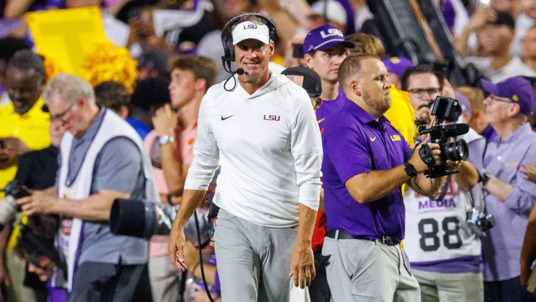 Lane Kiffin tá de volta em Oxford pra mandar o Ole Miss, e os torcedores vão ver o motivo da saída dele. O jogador Cham…