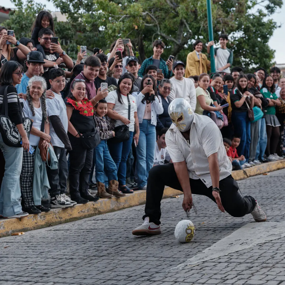 Xalapa, na cidade leste do México, transformou uma brincadeira entre amigos de vinte anos em tradição anual com melanci…