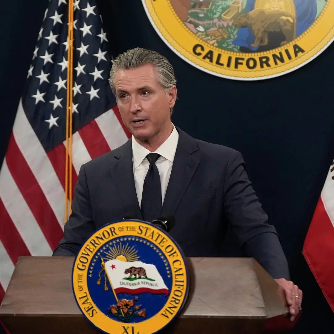 Gavin Newsom assinou leis na Califórnia que tornam ilegal interferir em urnas ou registros eleitorais, em resposta a te…